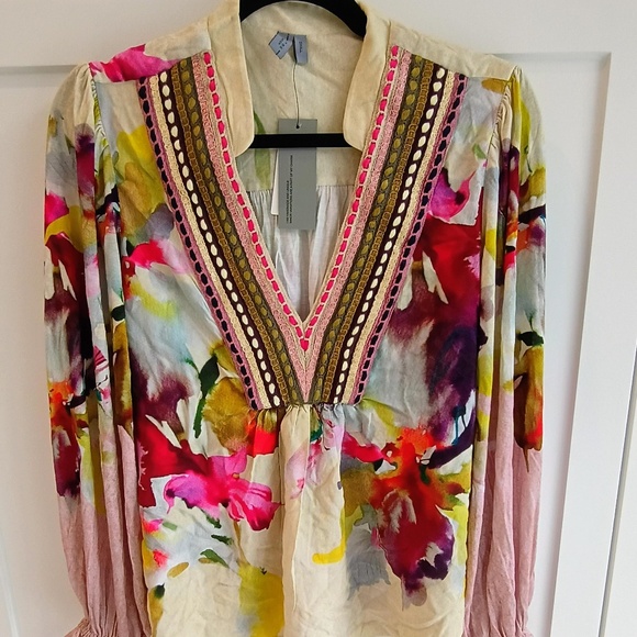 B I N K Tops - 💋 B I  N  K London V Neck Long Sleeve Blouse *NWT